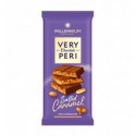 Шоколад Very Peri молочний з начинкою цілим та подрібненим карамелізованим арахісом 105г